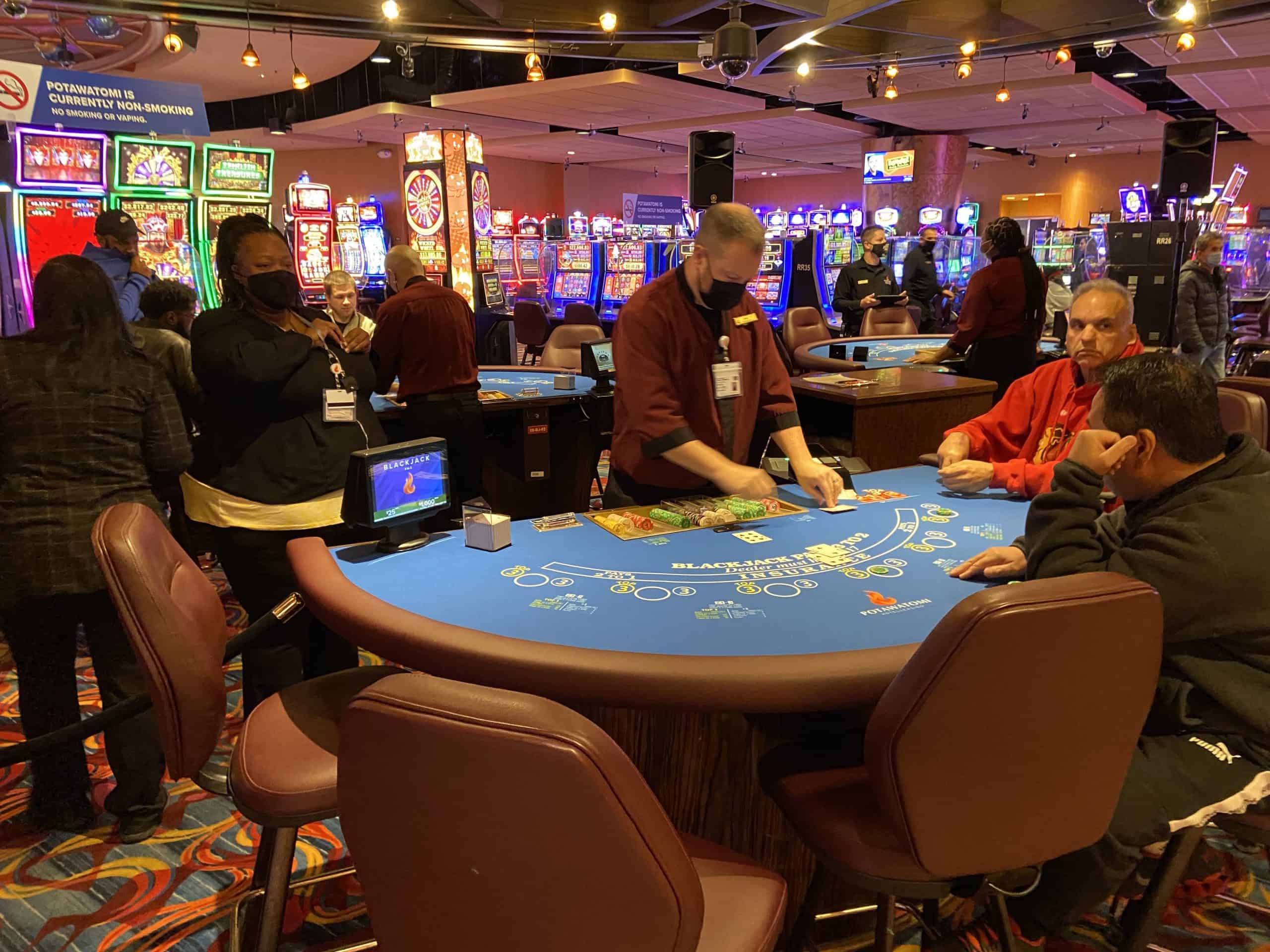 Làm quen với môi trường casino và game bài Blackjack
